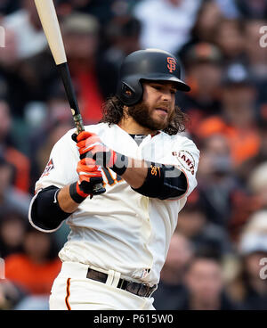 San Francisco, Californie, USA. 27 Juin, 2018. L'arrêt-court des Giants de San Francisco Brandon Crawford (35) à la batte dans la deuxième manche, lors d'un match de baseball MLB entre les Rockies du Colorado et les Giants de San Francisco à AT&T Park à San Francisco, Californie. Valerie Shoaps/CSM/Alamy Live News Banque D'Images
