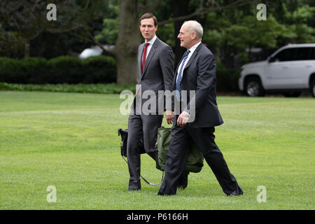 Conseiller spécial au président Trump Jared Kushner, gauche, et chef de cabinet de la Maison Blanche John Kelly, droit, conseil Marine One comme Président des Etats-Unis, Donald quitte la Maison Blanche le 27 juin 2018 à Washington, DC. Crédit : Alex Edelman/CNP /MediaPunch Banque D'Images