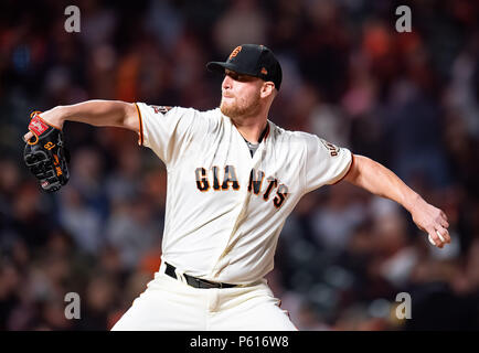 San Francisco, Californie, USA. 27 Juin, 2018. De baseball des Giants de San Francisco Will Smith (13) jeter dans la huitième manche, lors d'un match de baseball MLB entre les Rockies du Colorado et les Giants de San Francisco à AT&T Park à San Francisco, Californie. Valerie Shoaps/CSM/Alamy Live News Banque D'Images