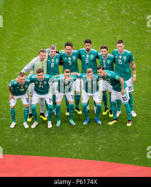 Kazan, Russie. 27 Juin, 2018. Les joueurs de l'Allemagne s'alignent pour la photo de l'équipe, rangée arrière de gauche à droite : gardien Manuel Neuer, Toni Kroos, Mats Hummels, Sami Khedira, Jonas Hector et Niklas Suele ; Première rangée, de gauche à droite : Joshua Kimmich, Leon Goretzka, Marco Reus, Timo Werner et Mesut Oezil GES/football/Coupe du monde 2018 : la Russie République de Corée - Allemagne, 27.06.2018/GES/soccer/football Worldcup 2018 Russie : Corée du Sud contre l'Allemagne, le 27 juin 2018, Kazan | utilisée dans le monde entier : dpa Crédit/Alamy Live News Banque D'Images