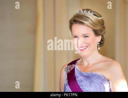 Bruxelles, Belgique. 28 Juin, 2018. La Reine Mathilde de Belgique photo officielle, Vestibule et Banquet d'État au château de Laeken Crédit : Albert Nieboer Point de vue des crédits : Albert Nieboer/RoyalPress/dpa/Alamy Live News Banque D'Images