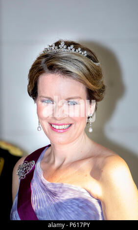 Bruxelles, Belgique. 28 Juin, 2018. La Reine Mathilde de Belgique photo officielle, Vestibule et Banquet d'État au château de Laeken Crédit : Albert Nieboer Point de vue des crédits : Albert Nieboer/RoyalPress/dpa/Alamy Live News Banque D'Images