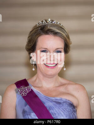 Bruxelles, Belgique. 28 Juin, 2018. La Reine Mathilde de Belgique photo officielle, Vestibule et Banquet d'État au château de Laeken Crédit : Albert Nieboer Point de vue des crédits : Albert Nieboer/RoyalPress/dpa/Alamy Live News Banque D'Images