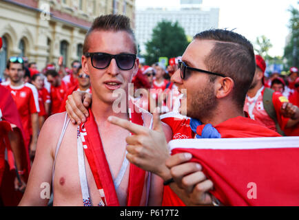 Swiss football fans vu marcher vers le stade. Des centaines de fans de football suisse vu avant le match dans le centre-ville entre la Suisse contre le Costa Rica. Banque D'Images