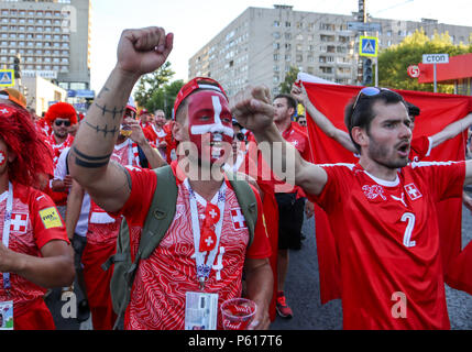 Les supporters de football suisse vu marcher dans la rue. Des centaines de fans de football suisse vu avant le match dans le centre-ville entre la Suisse contre le Costa Rica. Banque D'Images