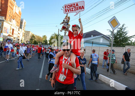 Swiss football fans vu marcher vers le stade. Des centaines de fans de football suisse vu avant le match dans le centre-ville entre la Suisse contre le Costa Rica. Banque D'Images