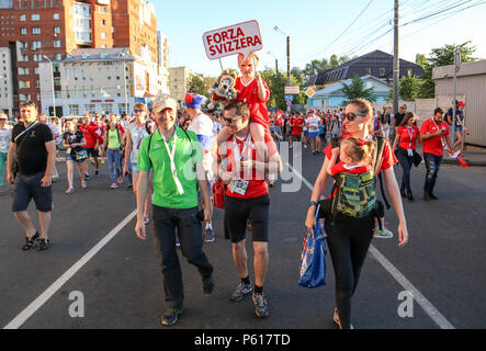 Swiss football fans vu marcher vers le stade. Des centaines de fans de football suisse vu avant le match dans le centre-ville entre la Suisse contre le Costa Rica. Banque D'Images