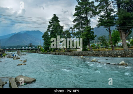 24 juin 2018 - Ananthnag, Jammu-et-Cachemire, l'Inde - Vue de Pahalgam avec la rivière lidder coulant au milieu sur une journée ensoleillée.Pahalgam est une station de colline dans le quartier Ananthnag de Jammu-et-Cachemire quelques 98 Kms de Srinagar, capitale d'été du Cachemire indien. Pahalgam est situé sur la rive de la rivière Lidder à une altitude de 7200 pieds. Pahalgam est associé à un rapport annuel Amarnath Yatra qui a lieu chaque année en juillet ''" août. Credit : Abbas Idrees SOPA/Images/ZUMA/Alamy Fil Live News Banque D'Images