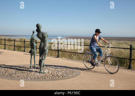 Fleetwood, Lancashire. 28 Jun, 2018. Météo France : lumineuse, ensoleillée de commencer la journée à l'estuaire de Wyre avec les températures côtières devrait encore dépasser 30C sur la côte nord-ouest. Cette sculpture 'Welcome Home' marquant l'entrée du port de Fleetwood est un mémorial pour les nombreux pêcheurs qui ont perdu la vie au cours de la période où a été Fleetwood un important port de pêche. /AlamyLiveNews MediaWorldImages : crédit. Banque D'Images