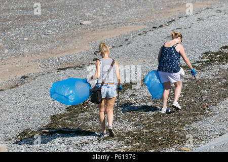 Cleveleys Lancashire. 28 Jun, 2018. Météo France : lumineuse, ensoleillée de commencer la journée sur la côte, les températures sont encore une fois devrait être à son maximum à environ 30C dans le nord-ouest de la station. Les nettoyeurs de plage communautaire descendre sur le seashire pour collecter des objets en plastique à partir de la mer. Barclays beach buddies sont impliqués dans le nettoyage plusieurs région du nord-ouest des plages. Les résidents sont également invités à prendre part à des journées de nettoyage communautaires spéciales : MediaWorldImages AlamyLiveNews/Crédit. Banque D'Images