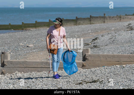 Cleveleys Lancashire. 28 Jun, 2018. Météo France : lumineuse, ensoleillée de commencer la journée sur la côte, les températures sont encore une fois devrait être à son maximum à environ 30C dans le nord-ouest de la station. Les nettoyeurs de plage communautaire descendre sur le seashire pour collecter des objets en plastique à partir de la mer. Barclays beach buddies sont impliqués dans le nettoyage plusieurs région du nord-ouest des plages. Les résidents sont également invités à prendre part à des journées de nettoyage communautaires spéciales : MediaWorldImages AlamyLiveNews/Crédit. Banque D'Images