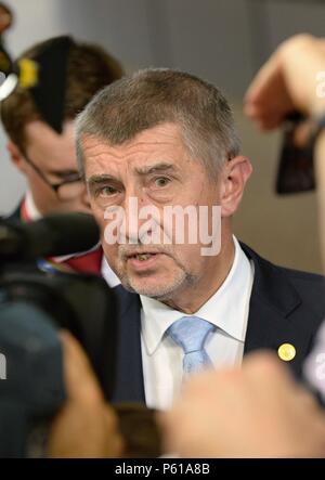 Bruxelles, Belgique. 28 Juin, 2018. Le premier ministre tchèque Andrej Babis parle aux journalistes après son arrivée à un sommet de l'Union européenne à Bruxelles, Belgique, le 28 juin 2018. Credit : Jakub Dospiva/CTK Photo/Alamy Live News Banque D'Images