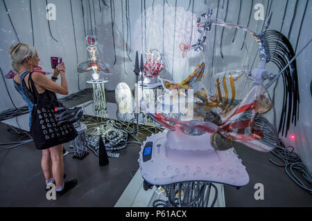 Londres, Royaume-Uni. 28 Juin, 2018. Katja Novitskova : Courbes Invasion - Installation artiste Katja Novitskova (b. 1984, Tallinn) présente un environnement immersif à la Whitechapel Gallery, offrant une vision troublante de l'avenir. Ses travaux portent sur les enjeux de la technologie, les processus évolutifs et de réalités écologiques. Crédit : Guy Bell/Alamy Live News Banque D'Images