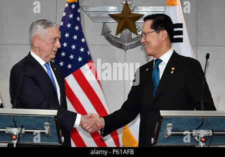 Séoul, Corée du Sud. 28 Juin, 2018. Le secrétaire américain à la Défense, James Mattis (L) et son homologue sud-coréen Song Young-moo rencontrez la presse avant leurs entretiens à l'administration centrale du ministère de la défense de Séoul, Corée du Sud, le 28 juin 2018. Les chefs de la défense de la Corée du Sud et les États-Unis ont convenu jeudi de poursuivre les mesures de paix aussi longtemps que les pourparlers avec la République populaire démocratique de Corée (RPDC), dernier du ministère de la défense de Séoul a dit. Credit : Presse/Xinhua/Alamy Live News Banque D'Images