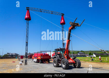 Baltimore, West Cork, Irlande. 28 Juin, 2018. Le cirque arrive en ville et les membres de Circus World peiner sous un soleil torride, avec des températures qui atteignent le haut du 20 pour obtenir le Big Top up Ready pour le week-end de performances : aphperspective/Alamy Live News Banque D'Images