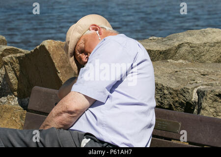 Lytham St Annes, Lancashire. Météo britannique. 14Th Oct 2018. Lumineuse, ensoleillée journée d'été sur la côte, où les résidents et les vacanciers profiter du soleil sur la plage. /AlamyLiveNews MediaWorldImages : crédit. Banque D'Images