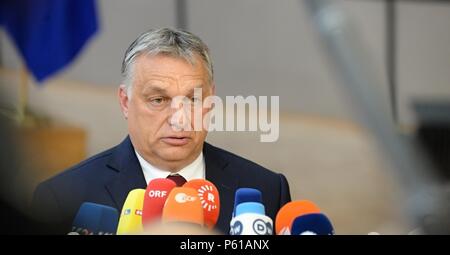 Bruxelles, Belgique. 28 Juin, 2018. Le Premier ministre hongrois, Viktor Orban, parle aux journalistes après son arrivée à un sommet de l'Union européenne à Bruxelles, Belgique, le 28 juin 2018. Credit : Jakub Dospiva/CTK Photo/Alamy Live News Banque D'Images