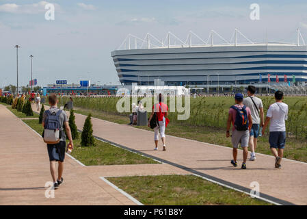 Fans font leur chemin vers le stade avant la Coupe du Monde 2018 Groupe G match entre l'Angleterre et la Belgique au stade de Kaliningrad le 28 juin 2018 à Kaliningrad, Russie. (Photo de Daniel Chesterton/phcimages.com) Banque D'Images