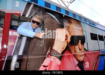 Lapo Elkann présente une nouvelle gamme de verres sur un tramway dans la Piazza Fontana (Maurizio Maule, Milan - 2018-06-28) ps la photo peut être utilisé en respectant le contexte dans lequel elle a été prise, et sans l'intention diffamatoire de la décoration des personnes représentées Banque D'Images