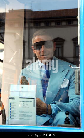 Lapo Elkann présente une nouvelle gamme de verres sur un tramway dans la Piazza Fontana (Maurizio Maule, Milan - 2018-06-28) ps la photo peut être utilisé en respectant le contexte dans lequel elle a été prise, et sans l'intention diffamatoire de la décoration des personnes représentées Banque D'Images