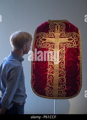 La Semaine de l'Art de Londres, St James's, London, UK. 28 Juin, 2018. Un essai de galeries participant au London Art semaine avant lancement officiel à 15h00 le 28 juin. Photo : l'or et de l'exquis Chasuble rouge à partir d'une collection de la fin du Moyen Âge et Renaissance les textiles. Sam Fogg Gallery. Credit : Malcolm Park/Alamy Live News. Banque D'Images