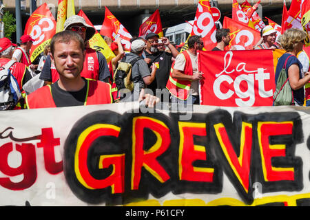 Lyon, France, 28 juin 2018 : appelé par CGT, des milliers de travailleurs des chemins de fer et les retraités sont considérés comme ils prennent la rue à Lyon (Centre-est de la France) sur le 34e jour de grève qui a eu lieu pour protester contre les travailleurs des chemins de fer. Crédit photo : Serge Mouraret/Alamy Live News Banque D'Images