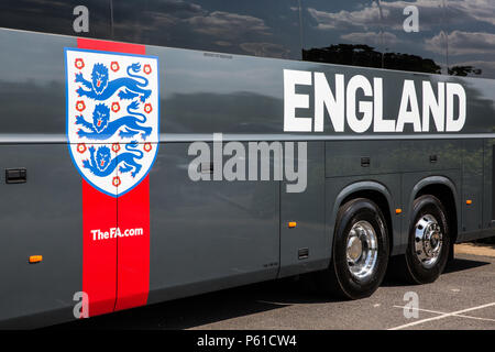 Englefield Green, Royaume-Uni. 28 juin 2018. Un entraîneur de football association stationné à Windsor Great Park utilisé pour transporter l'équipe d'Angleterre. L'équipe d'Angleterre est prévue pour jouer contre la Belgique dans la région de Kaliningrad dans le 2018 FIFA World Cup ce soir. Credit : Mark Kerrison/Alamy Live News Banque D'Images