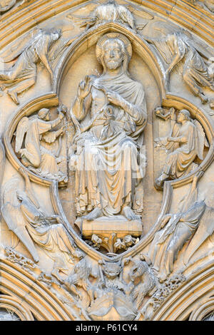 Statue de Jésus ressuscité, le Christ en gloire, sur un mur extérieur à la cité médiévale, la cathédrale de Lincoln, en Angleterre. Banque D'Images