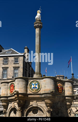 Mercat Cross avec Licorne royale dans la vieille ville d'Édimbourg en place du Parlement sur Royal Mile Ecosse Royaume-Uni Banque D'Images