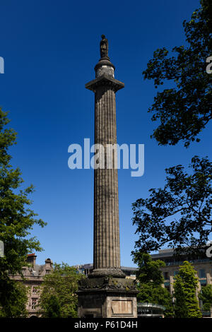 Melville Monument à Henry Dundas à St Andrew Square Edinburgh capitale de l'Ecosse United Kindgom against a blue sky Banque D'Images