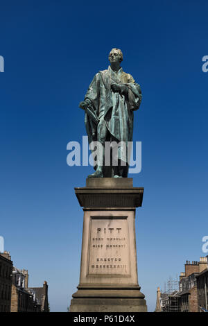 Sculpture en bronze de William Pitt le Jeune un Premier Ministre britannique dans la George Street, Edinburgh Scotland avec ciel bleu Banque D'Images