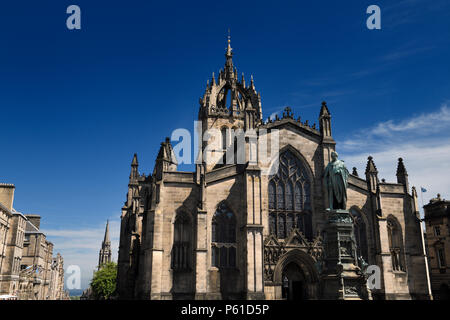 Statue de 5e duc de Buccleuch et cathédrale St Giles avec clocher de la couronne en place du Parlement sur le Royal Mile Edinburgh Scotland UK Banque D'Images