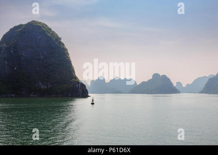 Le canal au nord de l'île Cat Ba, La Baie d'Ha Long, Quang Ninh, Vietnam Banque D'Images