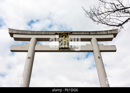 Le béton de torii dominant de spectateur, à l'Tenmangu Nagaoka, également connu sous le nom de tenjin-Mikaeri de culte dans la ville Nagaokakyo, près de Kyoto. Ciel nuageux. Banque D'Images