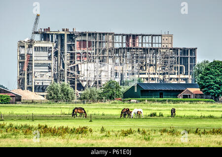 Zwolle, Pays-Bas, le 10 juin 2018 : Démolition de l'ancienne centrale électrique de IJsselcentrale vus de l'autre côté de la rivière IJssel Banque D'Images