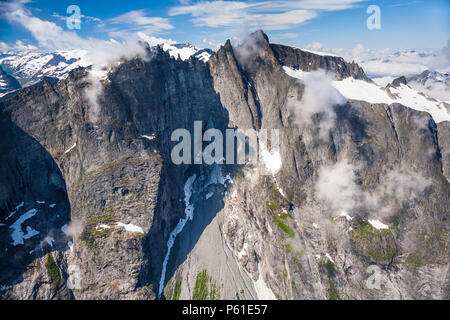 Vue aérienne sur Trolltindene et Trollveggen, ou le mur de Trolling, dans la vallée de Romsdalen, Rauma kommune, Møre og Romsdal, Norvège, Scandinavie. Banque D'Images