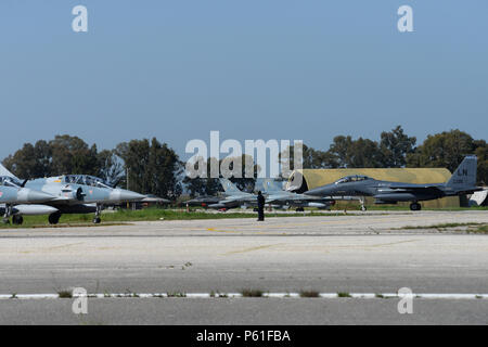 Un F-15E Strike Eagle de la 492e Escadron de chasse de la Royal Air Force Lakenheath, Angleterre, taxis à la piste d'avions de l'Armée de l'Air hellénique passé, le 6 avril 2016, au cours de l'effort 16 Iniohos à Andravida Air Base, la Grèce. 16 Iniohos est une force de l'air hellénique a organisé l'exercice de l'air qui renforce l'interopérabilité, les capacités et les compétences entre les pays alliés et partenaires des forces de l'air. (U.S. Air Force photo de Tech. Le Sgt. Eric Burks/libérés) Banque D'Images