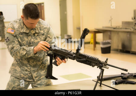 4 avril 2016 - LE SGT. Scott Hart, 483rd bataillon de transport, assemble une mitrailleuse M249 lors d'un 'Mystère' de l'événement à la 79e Commandement de soutien Soutien Concours meilleur guerrier à Fort Lewis, Washington Les concurrents font face à la fois physiquement et mentalement les événements au niveau de la division, et le junior s'est enrôlé et non-officier commisioned gagnant sera l'avance à l'US Army Reserve Command meilleur guerrier. Photo de l'Armée américaine par la CPS Timothy Yao Banque D'Images