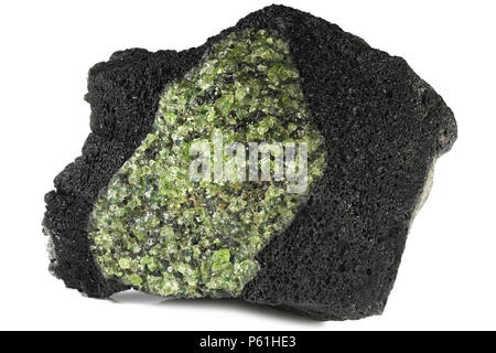 La roche volcanique sur l'olivine de Zhangjiakou, Shanghai/Chine isolé sur fond blanc Banque D'Images