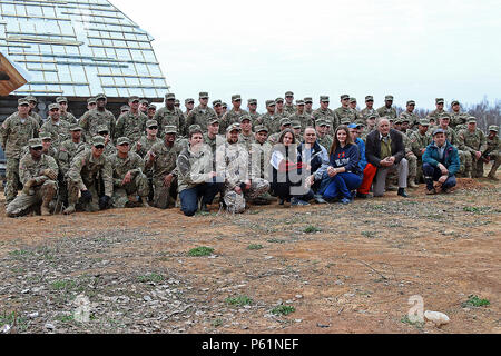 Soldats affectés au siège des troupes et de l'Administration centrale, 3e Escadron, 2e régiment de cavalerie, Stephen Janz (d'abord dans l'avant), un missionnaire et camp de développeur de Calgary, Canada, Capt Ruslans Markevics (deuxième à l'avant), le 2e Bataillon d'infanterie, de l'aumônier de l'armée lettone, et les développeurs camp sourire pour une photo de groupe après une dure journée de travail la préparation d'un camp de jeunes chrétiens pour utiliser cet été lors d'un projet de sensibilisation, le 9 avril, à Daugavpils, Lettonie. (U.S. Photo de l'armée par le Sgt. Paige Behringer, 10e Appuyez sur Camp de siège) Banque D'Images