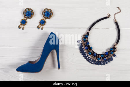 Accessoires femmes bleu chaussures avec talon haut sur fond de bois Banque D'Images