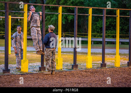 U.S. Army Ranger 1er Lieutenant Erik Seidel et le sergent. Carlos Mercado, affecté à la 82e Division aéroportée, concourir à la meilleure concurrence Rangers à Ft. Benning, Géorgie, le 15 avril 2016. La 33e Conférence David E. Grange Jr. meilleure concurrence Ranger 2016 est un événement de trois jours, composé de défis pour tester concurrent physique, mental, et les capacités techniques. (U.S. Photo de l'armée par la FPC. Christopher Brecht/libérés) Banque D'Images