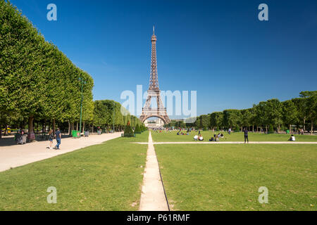 Paris, France - 23 juin 2018 : Tour Eiffel depuis le Champ de Mars jardins en été. Banque D'Images