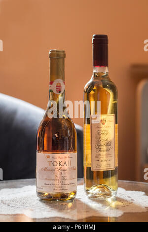 BUDAPEST, HONGRIE - le 4 avril 2015 : deux bouteilles de vin de Tokaji sur une table en verre fantaisie. Le Tokay est un vin blanc doux de la région de Tokaji, l'un des m Banque D'Images