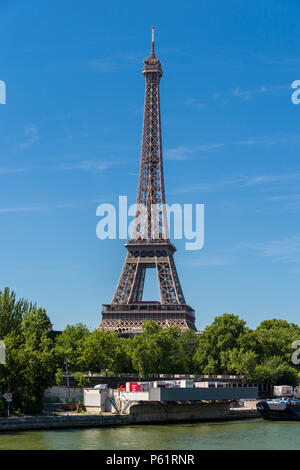 Paris, France - 23 juin 2018 : vue sur la Seine avec la Tour Eiffel en arrière-plan Banque D'Images