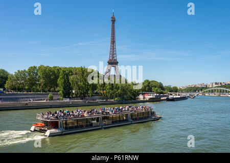 Paris, France - 23 juin 2018 : Bateau-mouche sur la Seine avec la Tour Eiffel en arrière-plan Banque D'Images