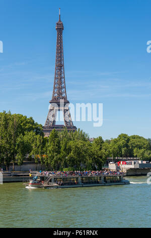 Paris, France - 23 juin 2018 : Bateau-mouche sur la Seine avec la Tour Eiffel en arrière-plan Banque D'Images
