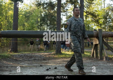 Des soldats de l'armée américaine ont participé au Darby Queen obstacle course à Fort Benning, en Géorgie, le 17 avril 2016, dans le cadre du 33e David E. Grange Jr. Meilleur concours de Ranger. L'événement a mis à l'épreuve la force physique, l'endurance, l'agilité et la prise de décision tactique. Les unités comprenaient le 7e Groupe de forces spéciales et la Brigade d'entraînement aéroportée et de Rangers. Les soldats ont été évalués sur la performance, la résolution de problèmes et les manœuvres, démontrant la disponibilité opérationnelle, les capacités d'élite, et maîtrise de l'entraînement des Rangers de l'Armée et des exercices tactiques. Banque D'Images