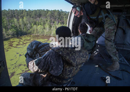 U.S. Army Rangers Sgt. Sheldon Evans (à gauche) et le sergent. John Breda (droite), affecté à la 75e régiment de Rangers, attendez pour helocast commandes durant une opération d'un UH-60 Black Hawk en victoire étang dans le cadre de la dernière journée des meilleurs Concours 2016 Rangers sur Fort Benning, en Géorgie, le 17 avril 2016. La 33e Conférence David E. Grange Jr. meilleure concurrence Ranger 2016 est un événement de trois jours comprenant des défis qui concurrent test physique, mental, et les capacités techniques. (U.S. Photo de l'armée par le sergent. Brian Kohl/libérés) Banque D'Images