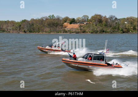 Les équipages de bateaux à partir de la station de la Garde côtière canadienne Washington à bord de deux Boat-Smalls 29 pieds dans la réponse de la rivière Potomac, près de Alexandria, Virginie, jeudi 6 avril, 2016. Les équipes de train bateau restent compétents dans leurs compétences et leurs capacités. (U.S. Photo de la Garde côtière canadienne par le maître de 3e classe Jasmine Mieszala) Banque D'Images